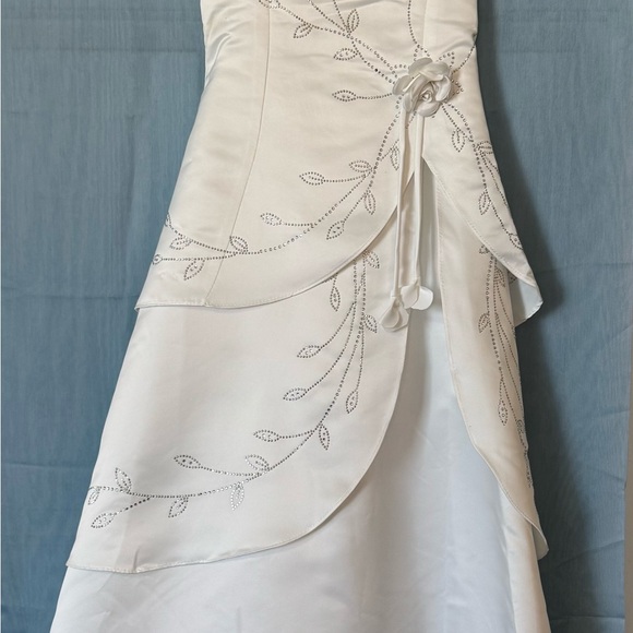 Elegant White Embroidered Dress - Picture 4 of 10